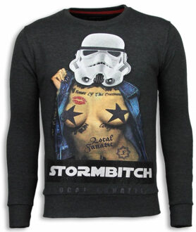 Local Fanatic Stormbitch - Rhinestone Sweater - Antraciet - Maten: M