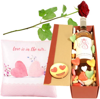 Love is in the air pakket wijn + love kussen + roos