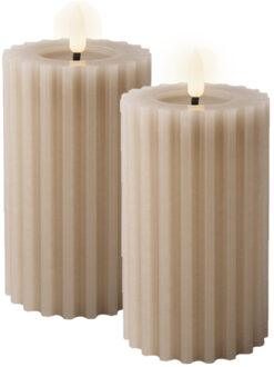 Lumineo Luxe LED kaarsen/stompkaarsen - 2x st- lichtgrijs - ribbel - D7,5 x H14,8 cm - timer