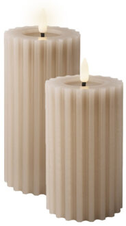 Lumineo Luxe LED kaarsen/stompkaarsen - 2x st - lichtgrijs - ribbel - D7,5 x H14,8 en H17,3 cm