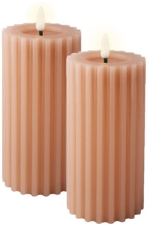 Lumineo Luxe LED kaarsen/stompkaarsen - 2x st- lichtroze - ribbel - D7,5 x H17,3 cm - timer