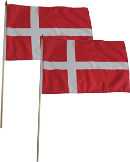 Luxe zwaaivlaggen Denemarken - Set van 2x stuks - 30 x 45 cm - Op houten stokje - Deense feest versi