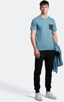 Lyle & Scott T-shirt met contrasterende zak in blauw
