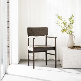 Maidstone eikenhouten eetkamerstoel met armleuningen donkerbruin