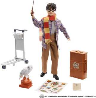 Mattel harry potter - pier 9 3/4 collector's box, met hedwig pop en uil, bagage en accessoires - mannequin doll