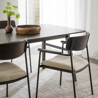 Maymont eikenhouten eetkamerstoel donkerbruin - met beige stoffen zitting en armleuningen