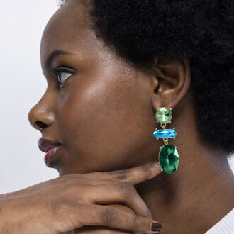 Mekon oorbellen afgewerkt in 18k geel goud Groen