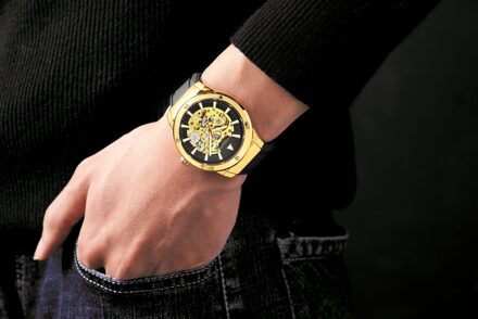 Met de hand gemonteerd, beperkt verkrijgbaar, automatisch Expedite Gold-horloge van Anthony James Goud