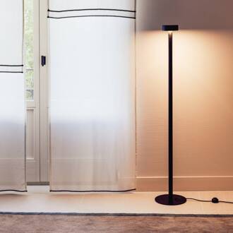 Milan Peak Lane LED vloerlamp zwart 130 cm mat zwart (RAL9005), opaal