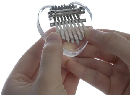 Mini 8 Keys Finger Piano Heart-shaped Calimbas Transparent Pianos Crystal Acrylic Thumb Piano for Kids Adults Beginners