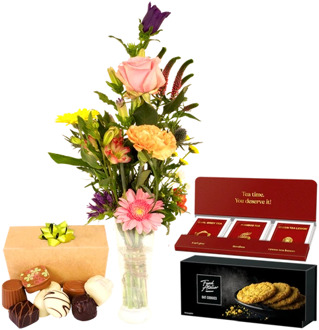 Mini plukboeketje + vaasje + bonbons + thee en koek