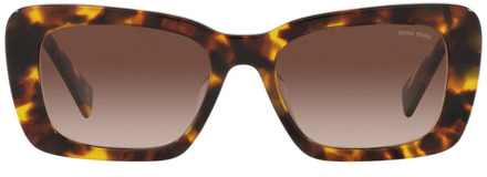 Miu Miu Rechthoekige zonnebril met bruine verloopglazen en gouden logo Miu Miu , Brown , Dames - 53 MM