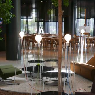 Model M2 LED vloerlamp wit, rode kabel wit, opaal, rood