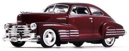 Motormax Modelauto Chevrolet Fleetline Aerosedan 1948 rood schaal 1:24/21 x 8 x 6 cm