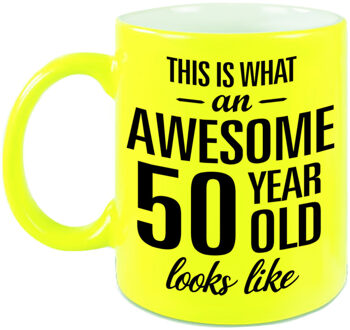 Neon gele Awesome 50 year cadeau mok / verjaardag beker 330 ml - feest mokken Geel