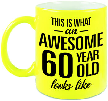 Neon gele Awesome 60 year cadeau mok / verjaardag beker 330 ml - feest mokken Geel
