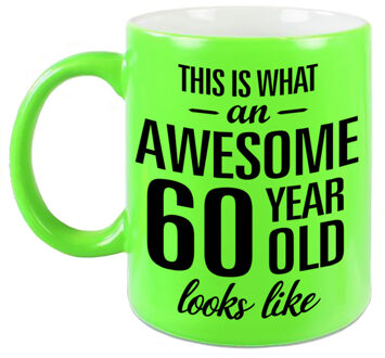 Neon groene Awesome 60 year cadeau mok / verjaardag beker 330 ml - feest mokken