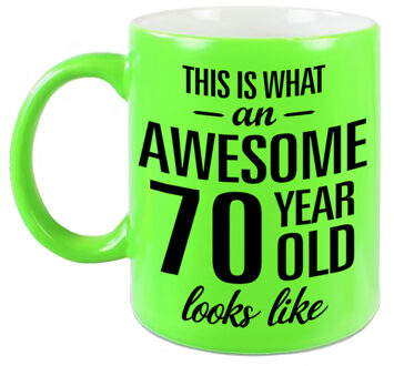 Neon groene Awesome 70 year cadeau mok / verjaardag beker 330 ml - feest mokken