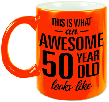 Neon oranje Awesome 50 year cadeau mok / verjaardag beker 330 ml - feest mokken