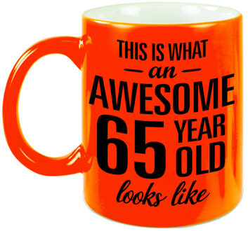 Neon oranje Awesome 65 year cadeau mok / verjaardag beker 330 ml - feest mokken