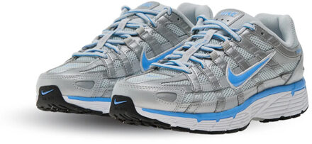Nike P-6000 metallic platinum pure platinum metallic silver university blue - maat 39 Grijs