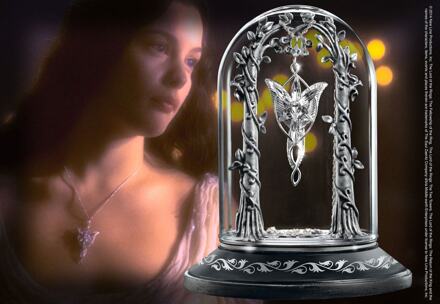 Noble Collection Lord of the Rings: Arwen Evenstar Pendant Display