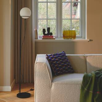 Nordlux Wilson vloerlamp, metaal, zwart, glazen bolkap zwart, wit