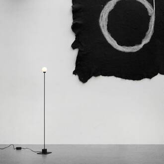 Northern vloerlamp Snowball, zwart