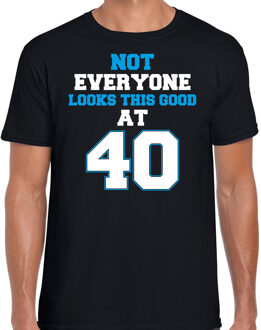 Not everyone looks this good at 40 cadeau t-shirt zwart voor heren - 40 jaar verjaardag kado shirt / outfit M