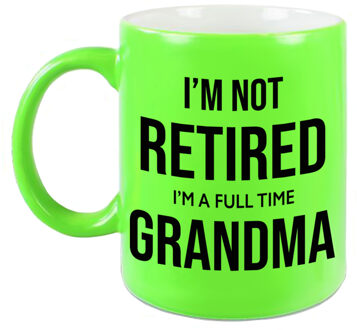 Not retired im a full time grandma mok / beker neon groen 330 ml - bedankt cadeau collega - feest mokken