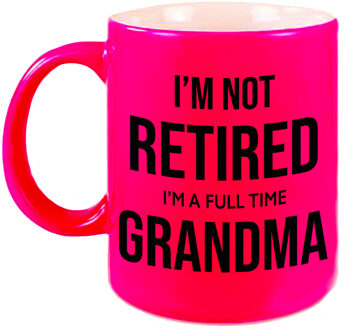 Not retired im a full time grandma mok / beker neon roze 330 ml - bedankt cadeau collega - feest mokken