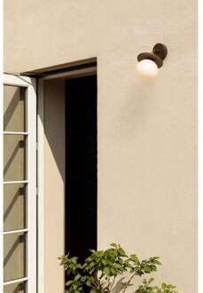 Nuura buitenwandlamp Liila, breedte 16 cm, brons/opaal brons, opaal