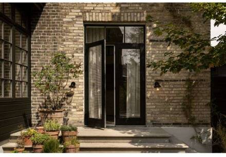 Nuura buitenwandlamp Liila, breedte 16 cm, zwart/helder zwart, helder