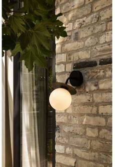 Nuura buitenwandlamp Liila, breedte 16 cm, zwart/opaak zwart, opaal