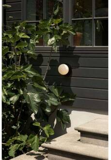 Nuura buitenwandlamp Liila, Ø 16 cm, zwart/opaal zwart, opaal