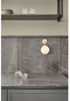 Nuura wandlamp Apiales, hoogte 24 cm, messingkleurig/opaal messing, opaal