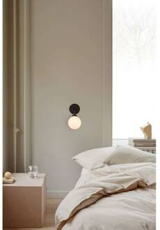 Nuura wandlamp Apiales, hoogte 24 cm, zwart/opaal zwart, opaal