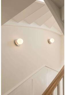 Nuura wandlamp Liila 1 IP44, Ø 14 cm, zilver/opaak zilver, opaal