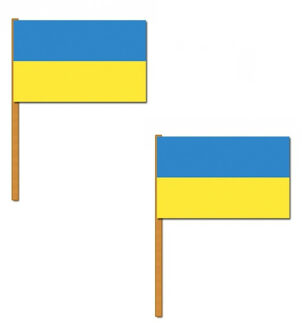 Oekraine landen zwaaivlag - 2x stuks - op stokje - 30 x 45 cm - polyester - handvlaggetjes - versier