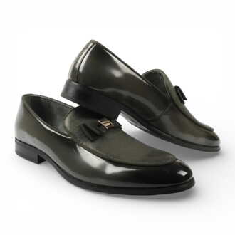 Olijfgroene herenloafers met textuur aan de voorkant en iconische gesp en strik. - EU 43