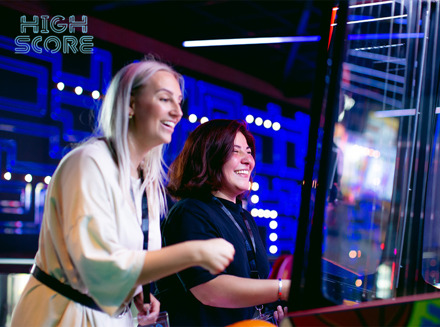 Onbeperkt gamen + Glow in the Dark minigolf bij Highscore Waalwijk