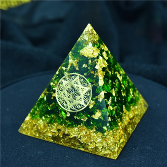 Orgonite Pyramid Natural Green Crystal Anahata Chakra Chamuel Cure Anxiety Resin Pyramid Jewelry Decoration Crafts