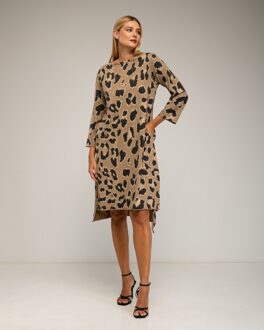 Oversized jurk met dierenprint. Camel