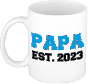 Papa est 2023 cadeau mok / beker wit met blauwe letters 300 ml - feest mokken