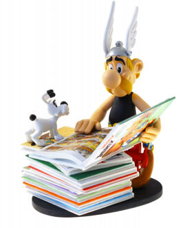 Plastoy Asterix en Idéfix met een stapel Asterix stripboeken -2e Editie - Plastoy
