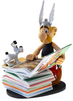 Plastoy Asterix en Idéfix met een stapel Asterix stripboeken -2e Editie - Plastoy