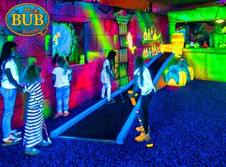 Potje midgetgolf in de dark + consumptie bij De Bub Fun 4 All