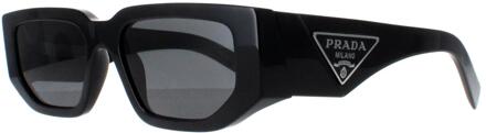 Prada PR09ZS 1AB5S0 zwarte donkergrijze zonnebril