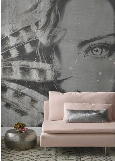 Praxis Fotobehang Vrouwengezicht Met Veren 14186 - Grijs - 2,70m X 300cm