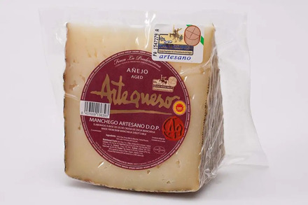 Queso manchego curado añejo | Buenalba Artequeso | Wedge of 500 gr.